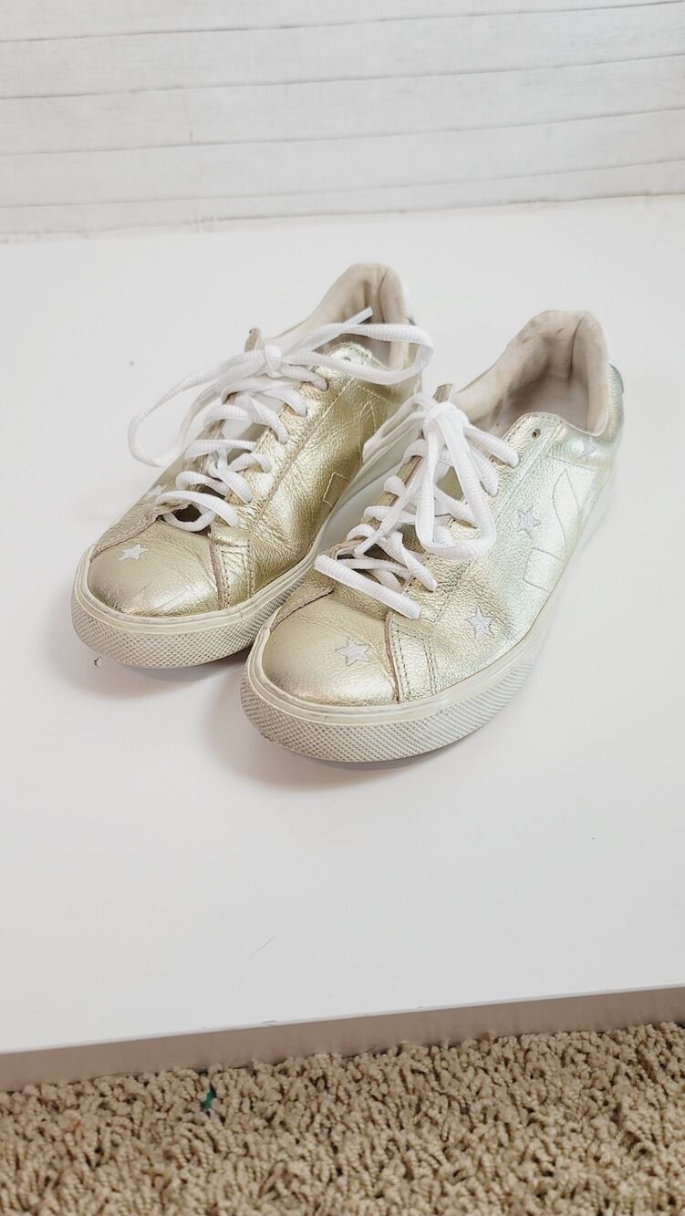 Madewell Veja Esplar Low Sneakers in Star-Embroidered Gold Leather, sz 6